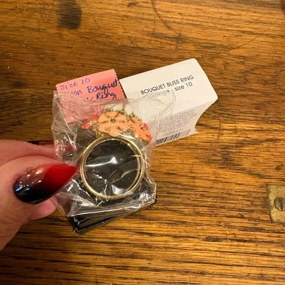 Avon Floral Elegance Ring with Vibrant Colors - Picture 2 of 6